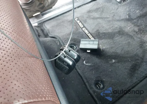 2019 Toyota Land Cruiser V8 from USA, damaged, VIN JTMCY7AJ4K4080923